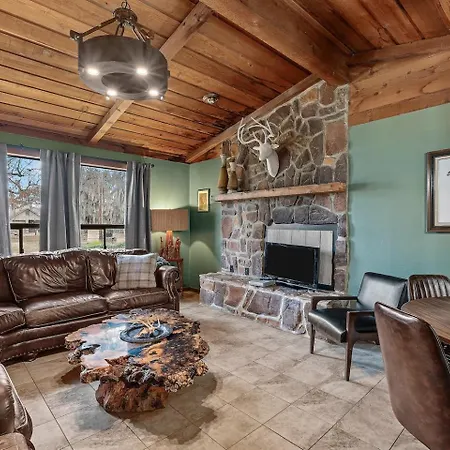 Moss Stone Lodge With Canoes, Caddo Shores Cabins